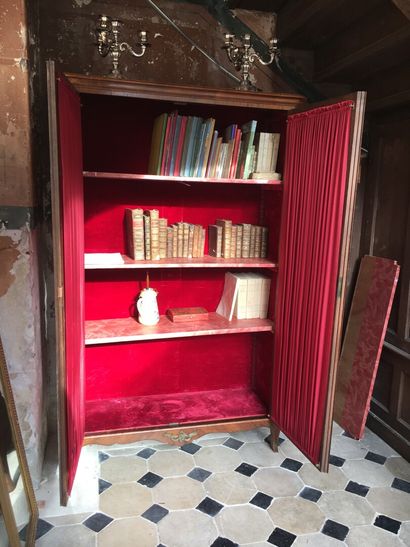 null Bibliothèque de style Louis XV en placage de bois de violette ouvrant à deux...
