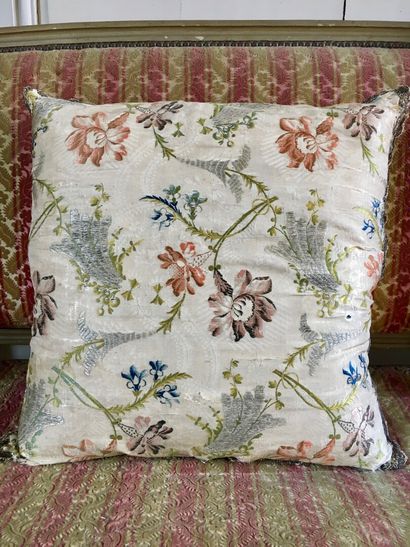 null Silk damask cushion with floral decoration 

Louis XV period

Accidents.

55...