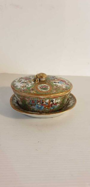 null CHINA, 19th century

Canton porcelain butter dish, decorated with a palace scene....