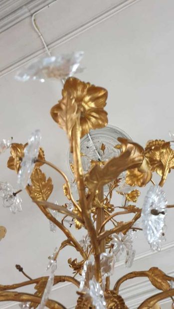 null Lustre en cristal et bronze doré 

A décor feuillagé 

H. 120 cm