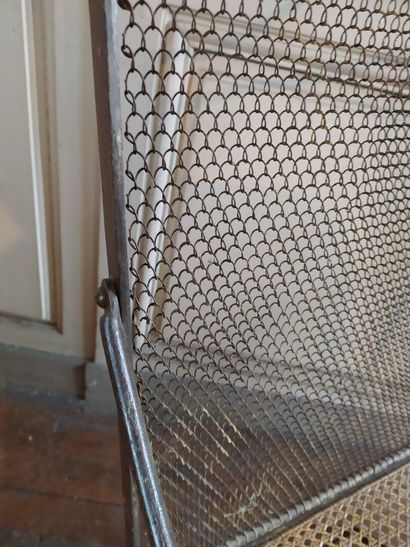 null Pair of wrought iron armchairs, 19th century

Caned seat, mesh back.

H. 95...