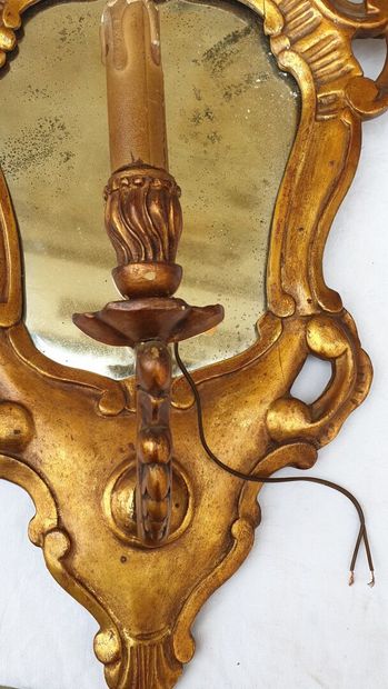 null Une paire d'appliques en bois doré, Italie XIXe siècle.

H. 55, L.35, L.13 ...