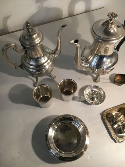 null Lot of silver plated metal including: 

2 pourers, 2 timbales, 1 wine-taster...
