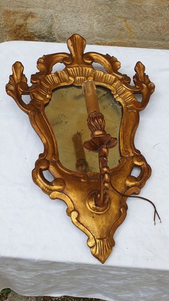 null Une paire d'appliques en bois doré, Italie XIXe siècle.

H. 55, L.35, L.13 ...
