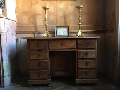 null Fruitwood desk, 18th century

Opening to nine drawers and a leaf.

Old restorations.

H....