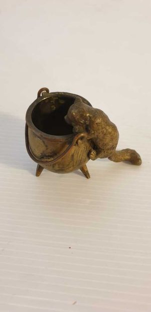 null VIENNA, 19th century 

Small bronze representing a cat hanging from a pot. 

H....