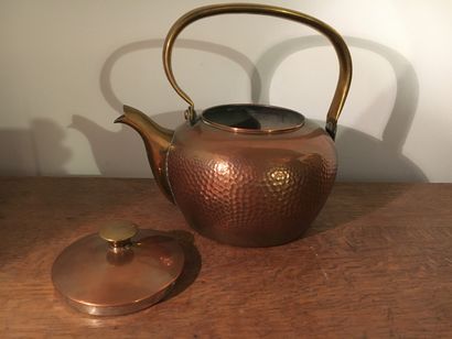 null Tinned copper kettle, 20th century

H. 24 cm