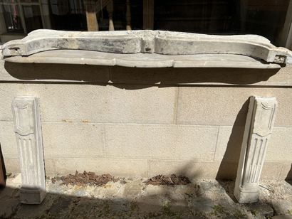 null Cheminée en pierre calcaire d'époque Louis XV

A décor d'une coquille dans des...