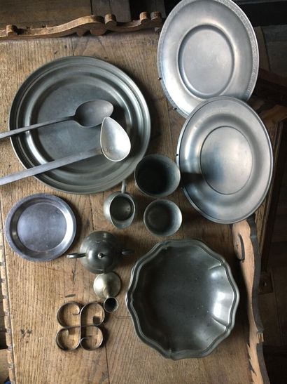 null Lot of silver, silver plated and pewter utensils including : 

- A plate warmer...