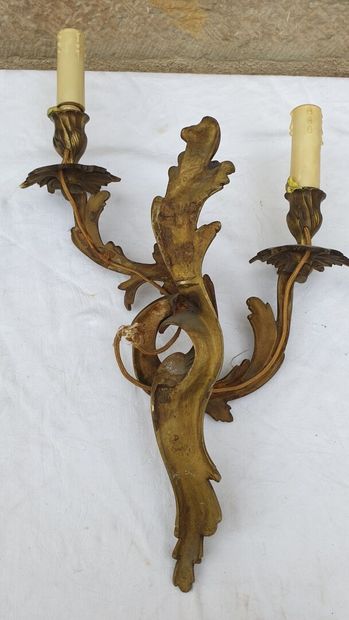 null Paire d'appliques en bronze ciselé et doré de style Louis XV, XIXe

A deux branches...