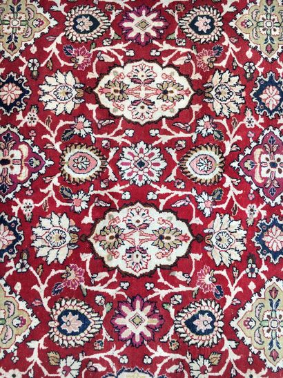 null PERSIA XXth century

Wool carpet with reserve decoration on red background

309...