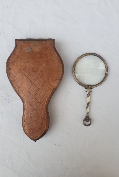 null 
Leather case containing a silver magnifying glass.

L. 17,5, D. 8,5 cm (magnifying...