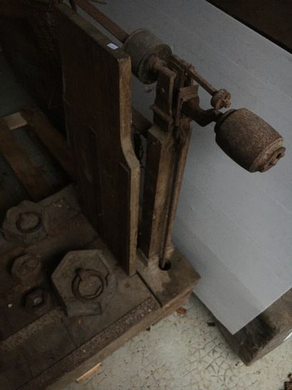 null Oak grain scale, c. 1950

Three cast iron weights are attached.

H. 80 L. 84...
