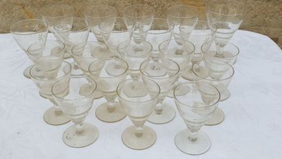 null MANNETTE de verreries comprenant des verres à pieds à décor de feuillages, coupes...