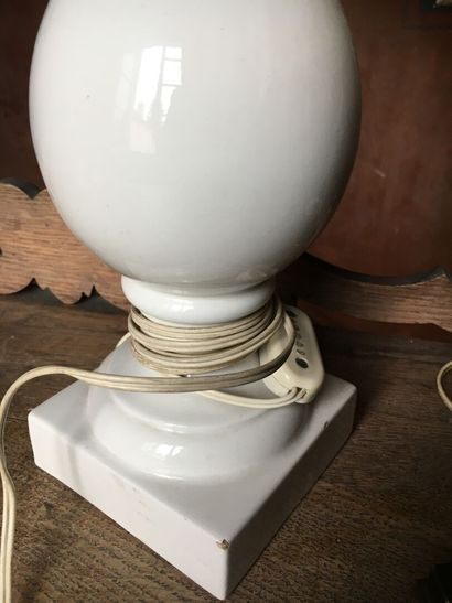 null Lot of three lights, XXth century:

- One in white polychrome earthenware 

H....