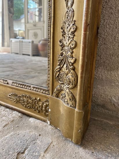 null Trumeau en bois sculpté et doré, XIXe siècle. 

A décor de frise et d'enroulements

157...