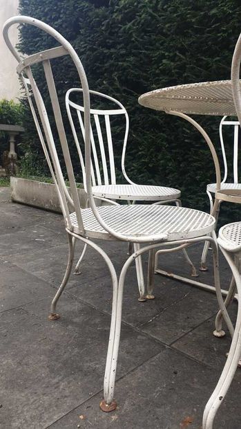 null Garden furniture XIXth comprising :

- A table: H. 71, D. 79 cm

- Six chairs...