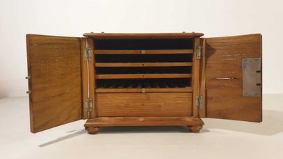 null Cigar cellar in oak, end of the XIXth century

In the shape of a chest, it opens...