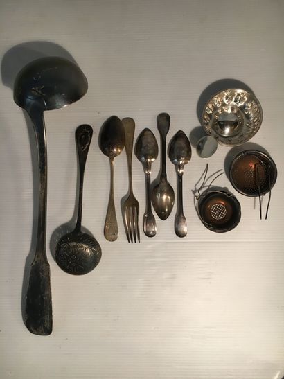 null Silver lot including:

1 sprinkling spoon 

3 small spoons 

1 child's cutlery

1...