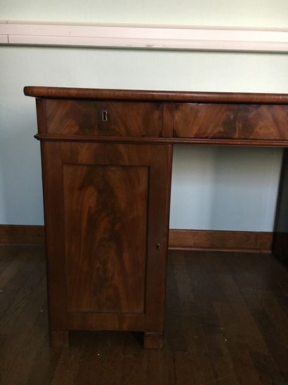 null Mahogany and mahogany veneer flat desk, second half of the 19th century. With...