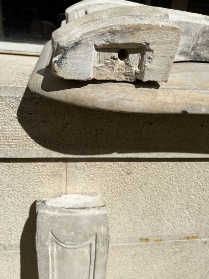 null Cheminée en pierre calcaire d'époque Louis XV

A décor d'une coquille dans des...