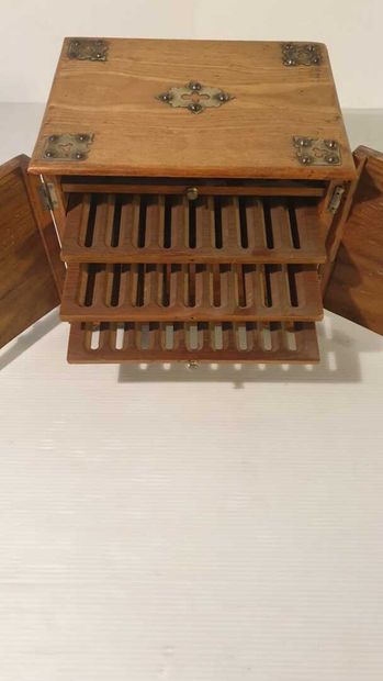 null Cigar cellar in oak, end of the XIXth century

In the shape of a chest, it opens...