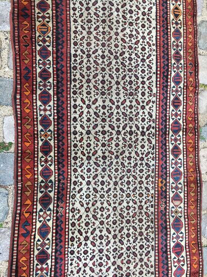null CAUCASUS, XXth century

Woolen gallery carpet with geometrical decorations on...
