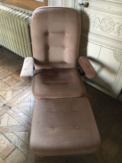 null Fauteuil de repos, vers 1970

H. 104, L. 81, P. 115 cm



On y joint un porte...