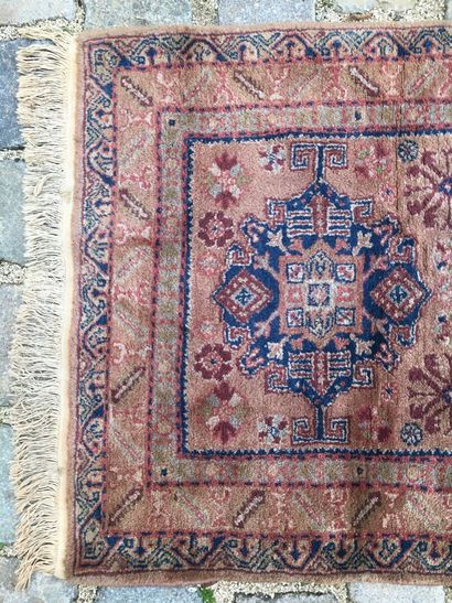 null CAUCASUS, XXth century

Woolen carpet with geometrical decorations on a blue...