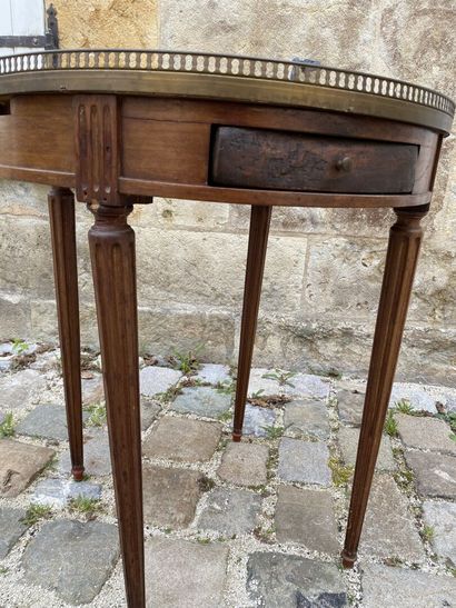 null Table bouillotte en bois teinté en acajou, style Louis XVI

H. 77, D.66 cm