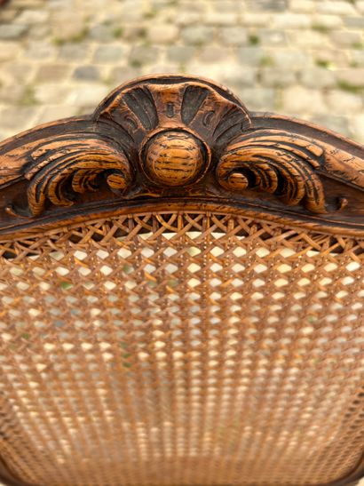 null Paire de chaises cannées en bois mouluré et sculpté de style Louis XV

A dossier...