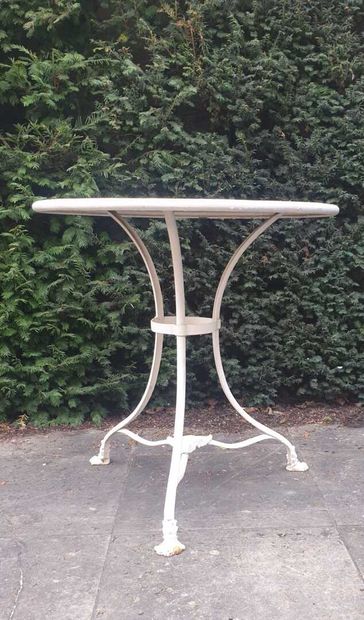 null Table de jardin XIXème

Marquée "Grassin à Arras"

H. 71, D. 70 cm