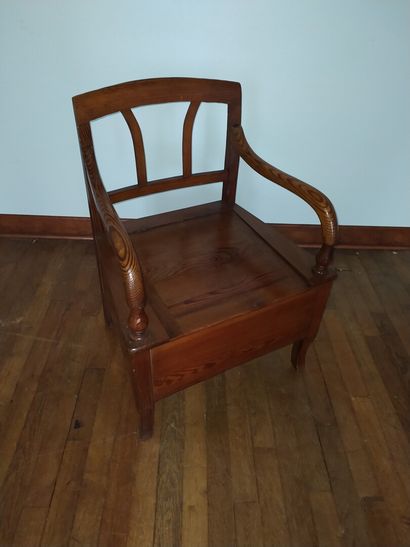  Fir wood armchair, 19th century 
H. 81 L....