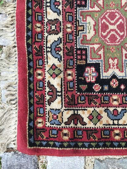 null CAUCASUS, XXth century

Woolen carpet with geometrical decorations on a blue...