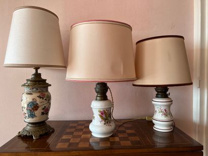 null Set of three porcelain vases mounted in lamp. 

H.27, L.9 cm

H.34, L.12 cm

H.39,...