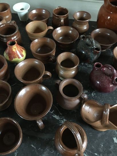 null MANNETTE

Lot of various trinkets including : a pair of small earthenware pots...