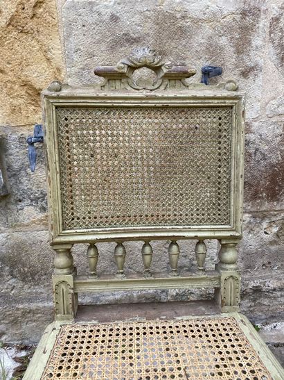 null Deux chaises en bois laqué et canné, style Louis XVI 

H. 97, L. 45, P. 41 cm



On...