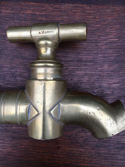 null Paire de robinets en bronze doré, XIXe siècle

Marqués "Macon" 

H. 13 L. 25...