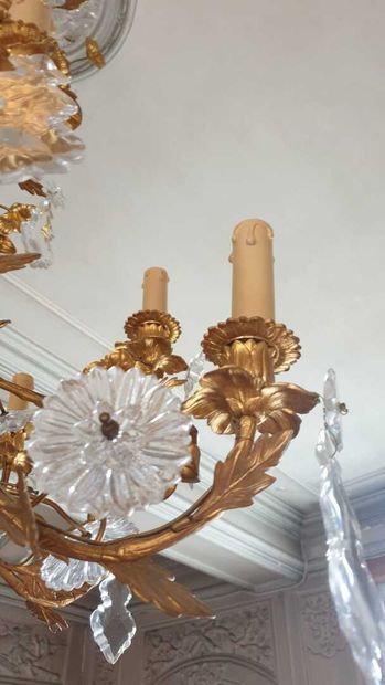 null Crystal and gilt bronze chandelier 

With foliage decoration 

H. 120 cm