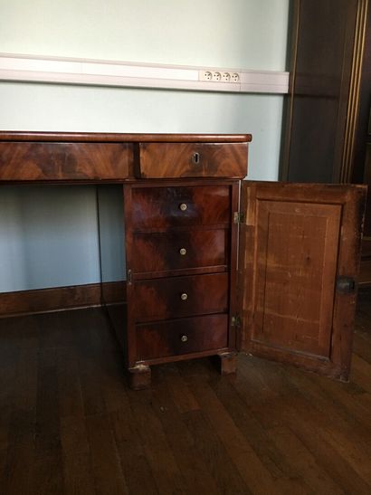 null Mahogany and mahogany veneer flat desk, second half of the 19th century. With...