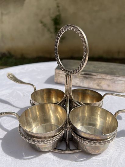 null England, 19th century

Four portable silver pans Mappin & Webb London 

Gross...