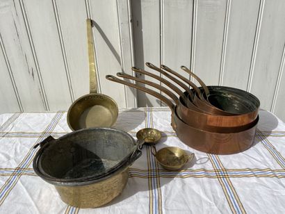 Lot of brassware including a set of pans,...