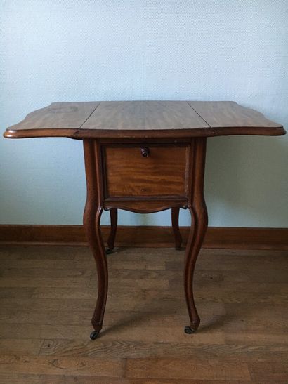 null Mahogany and mahogany veneer working table, Napoleon III period

Double flap...