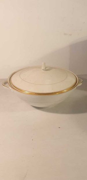 null SOLOGNE, circa 1950

Porcelain banche net gold including :

1 large round tureen,...