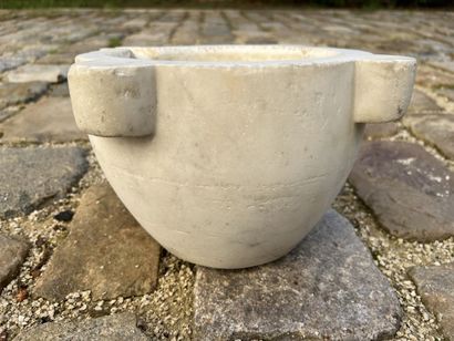 null White marble mortar from Carrara

H.22, D.15 cm