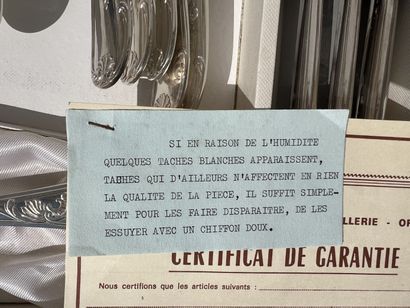 null Ménagère en métal argenté 

Modèle feuillagé

Comprenant douze grands couverts,...