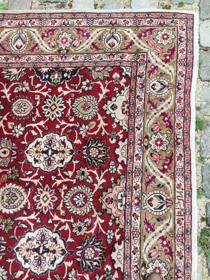 null PERSIA XXth century

Wool carpet with reserve decoration on red background

309...