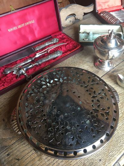 null Lot of silver, silver plated and pewter utensils including : 

- A plate warmer...