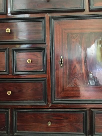 null 
Cabinet en placage de bois de violette et filets d'ébène, fin XVIIème début...
