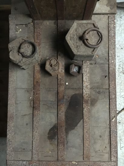 null Oak grain scale, c. 1950

Three cast iron weights are attached.

H. 80 L. 84...